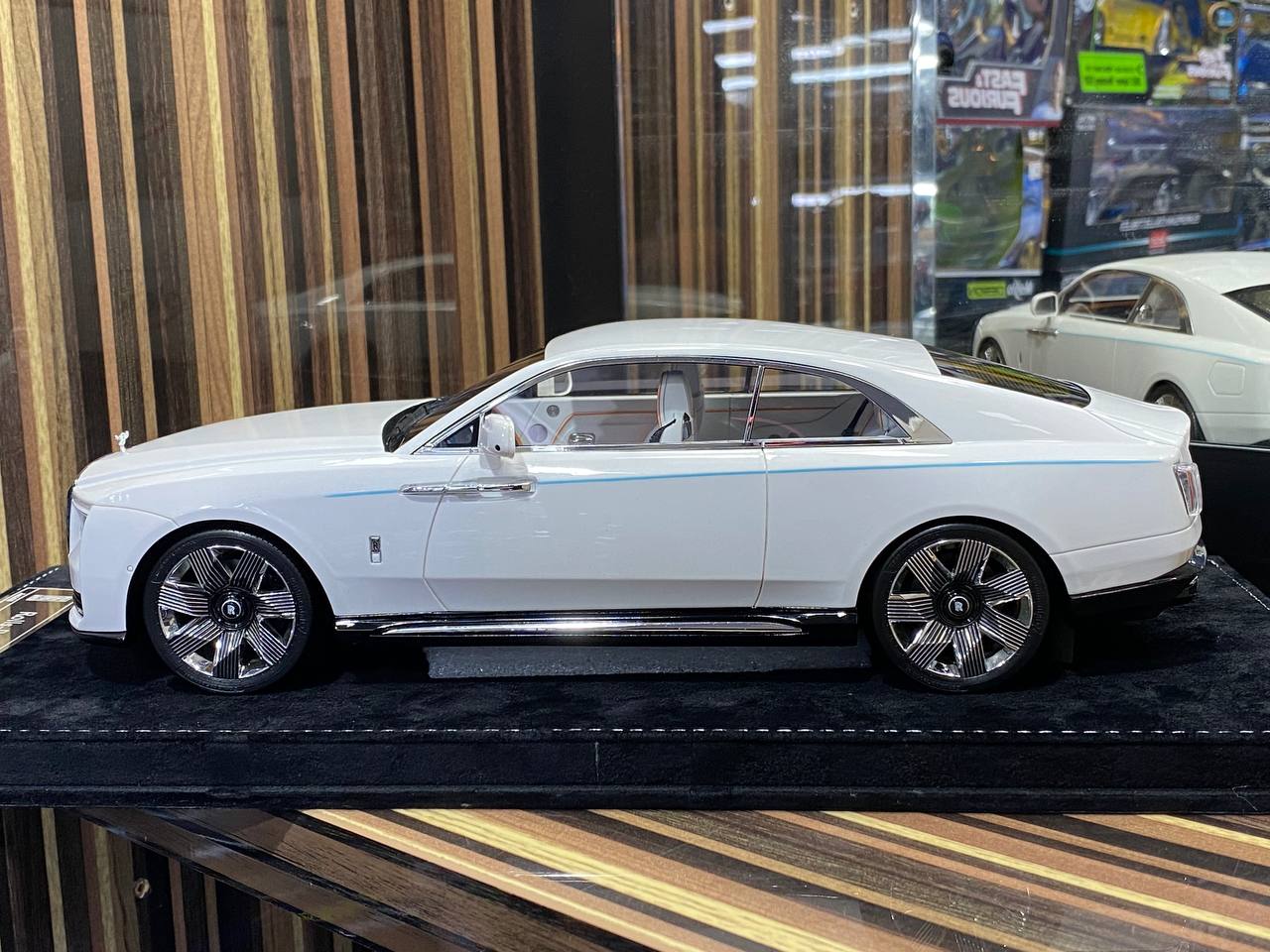1/18 Rolls-Royce Spectre Pearl White Rolls-Royce Motor Cars