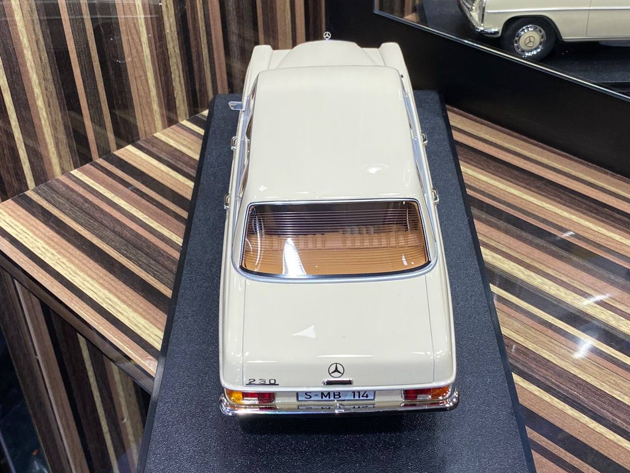 1/18 Diecast Mercedes-Benz 230 V114 CULT White Scale Model Car
