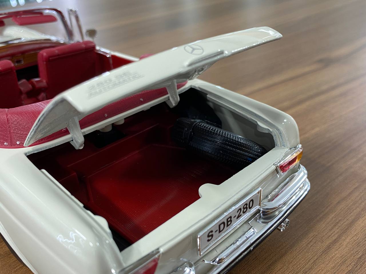 1/18 Diecast Maisto Mercedes Benz 280SE 1967