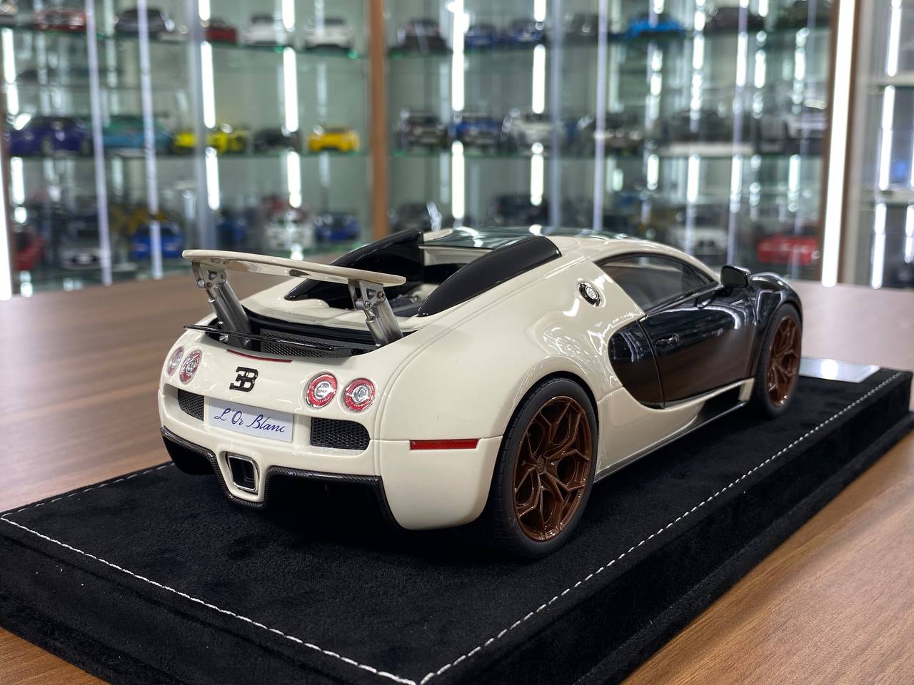1:18 Resin H&H Bugatti Veyron Grand Sport 16.4 Black/White (Limited 20 pcs)
