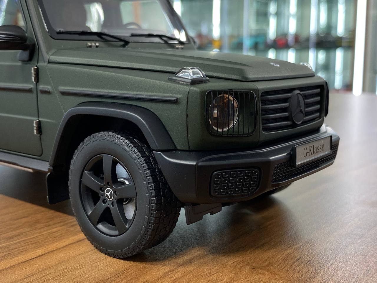 1/18 metal diecast Norev Dealer Edition Mercedes-Benz G 500 Color MANUFAKTUR olive magno