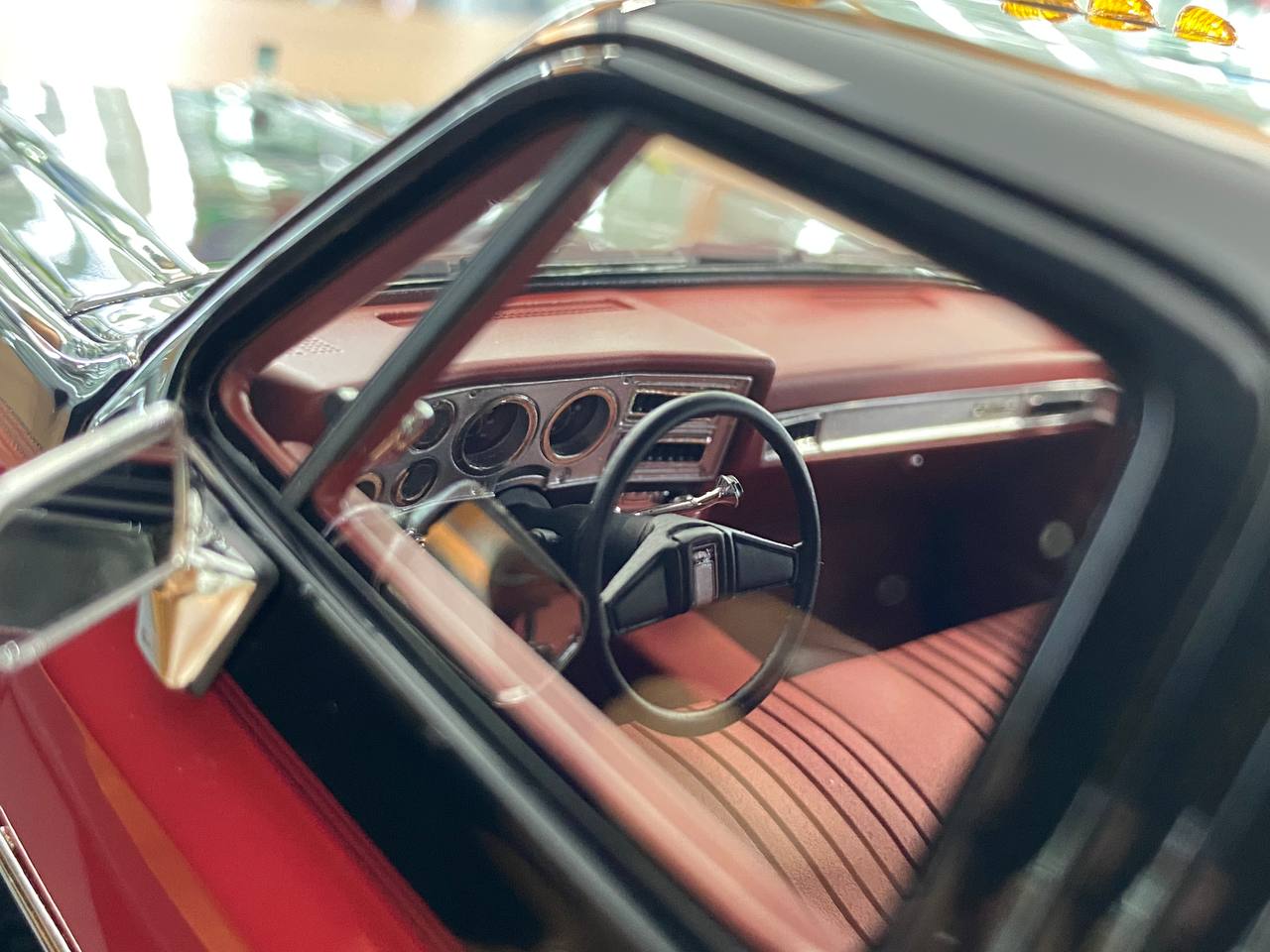 1/18 Resin – Old School Models GMC Suburban 2500 (1986) Black & Red Limited Edition/ 100 pcs