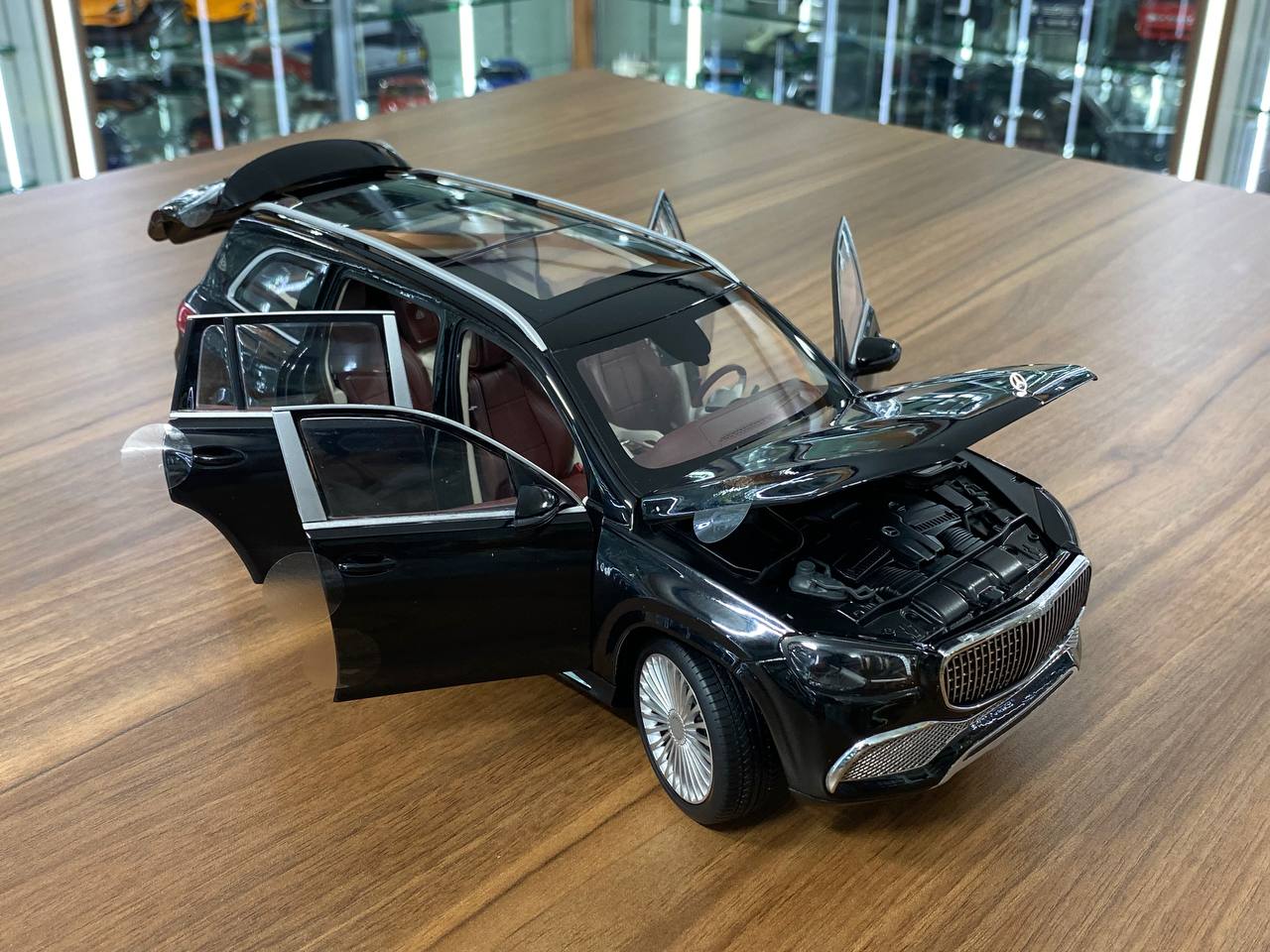 1/18 Diecast Mercedes-Maybach GLS 600 4MATIC Black Paragon Scale Model Car