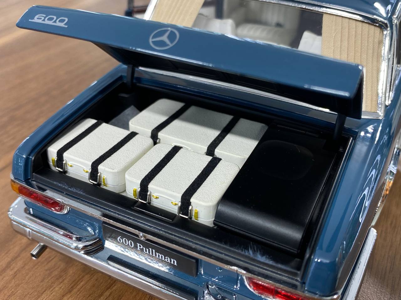 1:18 Diecast Full Opening – NZG Modelle GmbH Dealer Edition Mercedes-Benz 600 Pullman (W100)