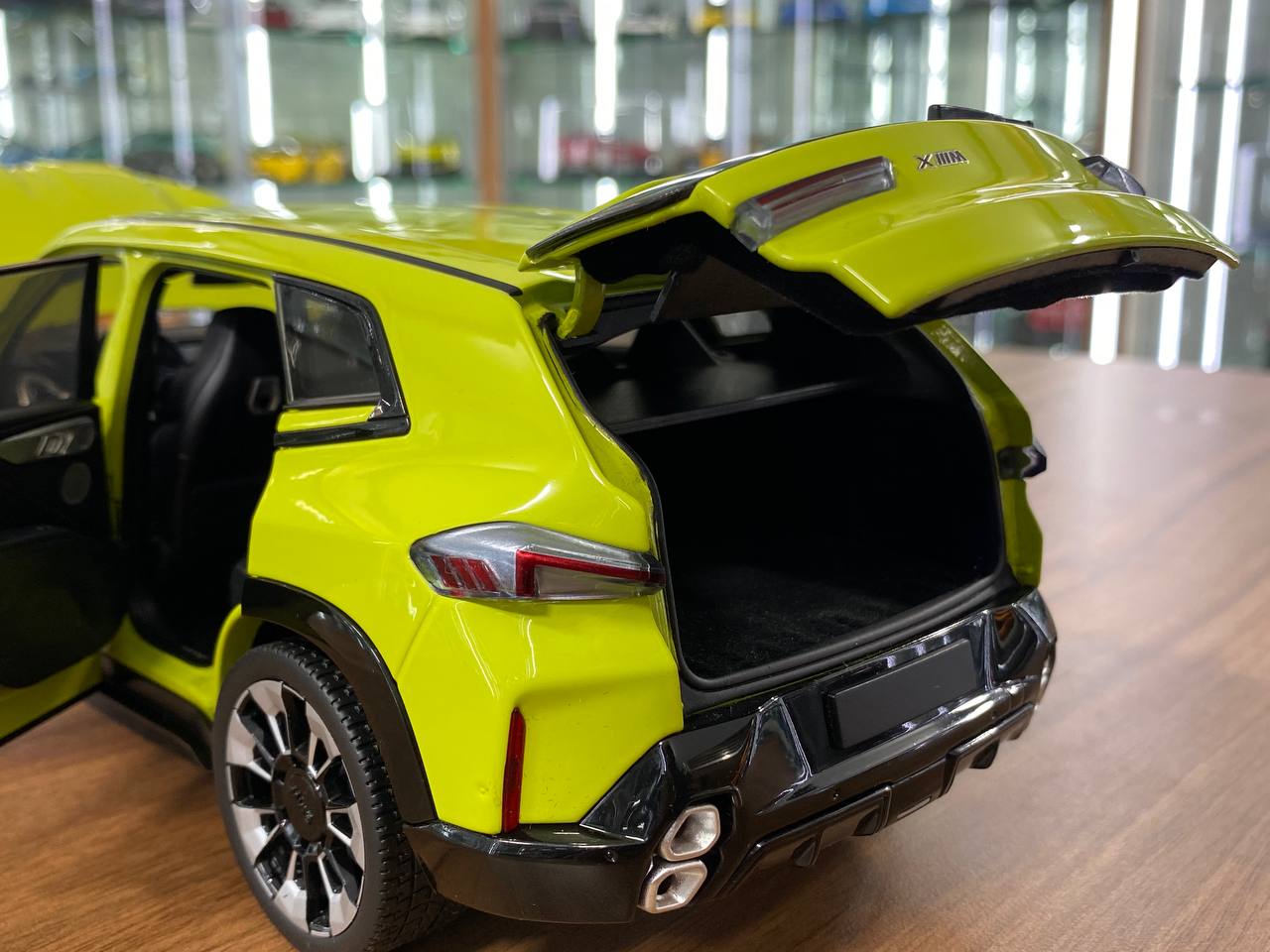 1/18 Metal Diecast Model – Minichamps BMW XM 2023 in Yellow