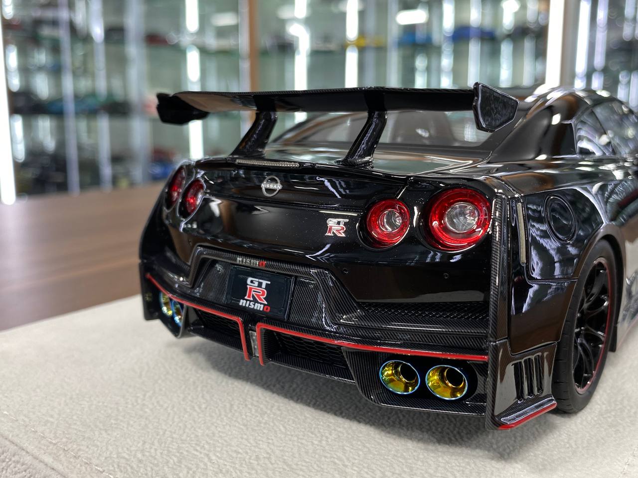 1/18 Resin Model – Nissan GT-R R35 NISMO Special Edition | Make Up |Black / Carbon Fiber Hood