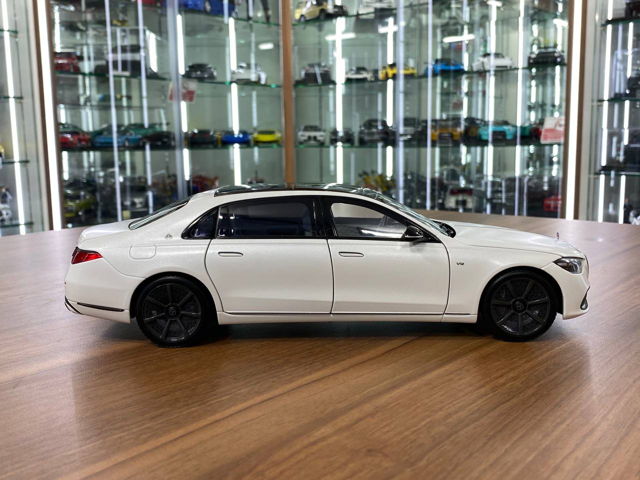 1/18 Diecast Metal Model – Mercedes-Maybach S 680 Night Series | Norev Dealer Edition | Full Opening | Opalite White