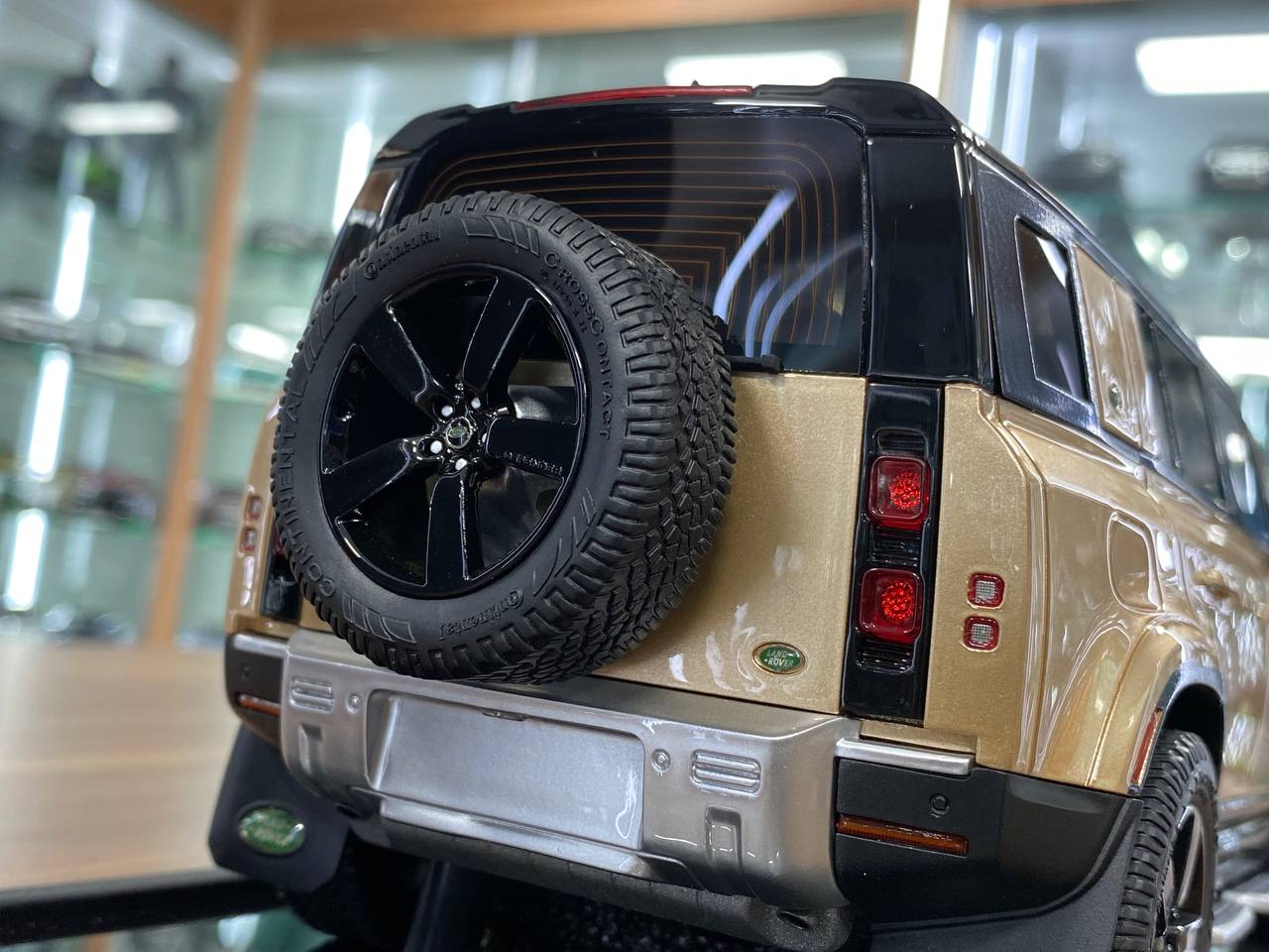 1/18 Resin MotorHelix Land Rover Defender 110 Gold Limited 50 pcs