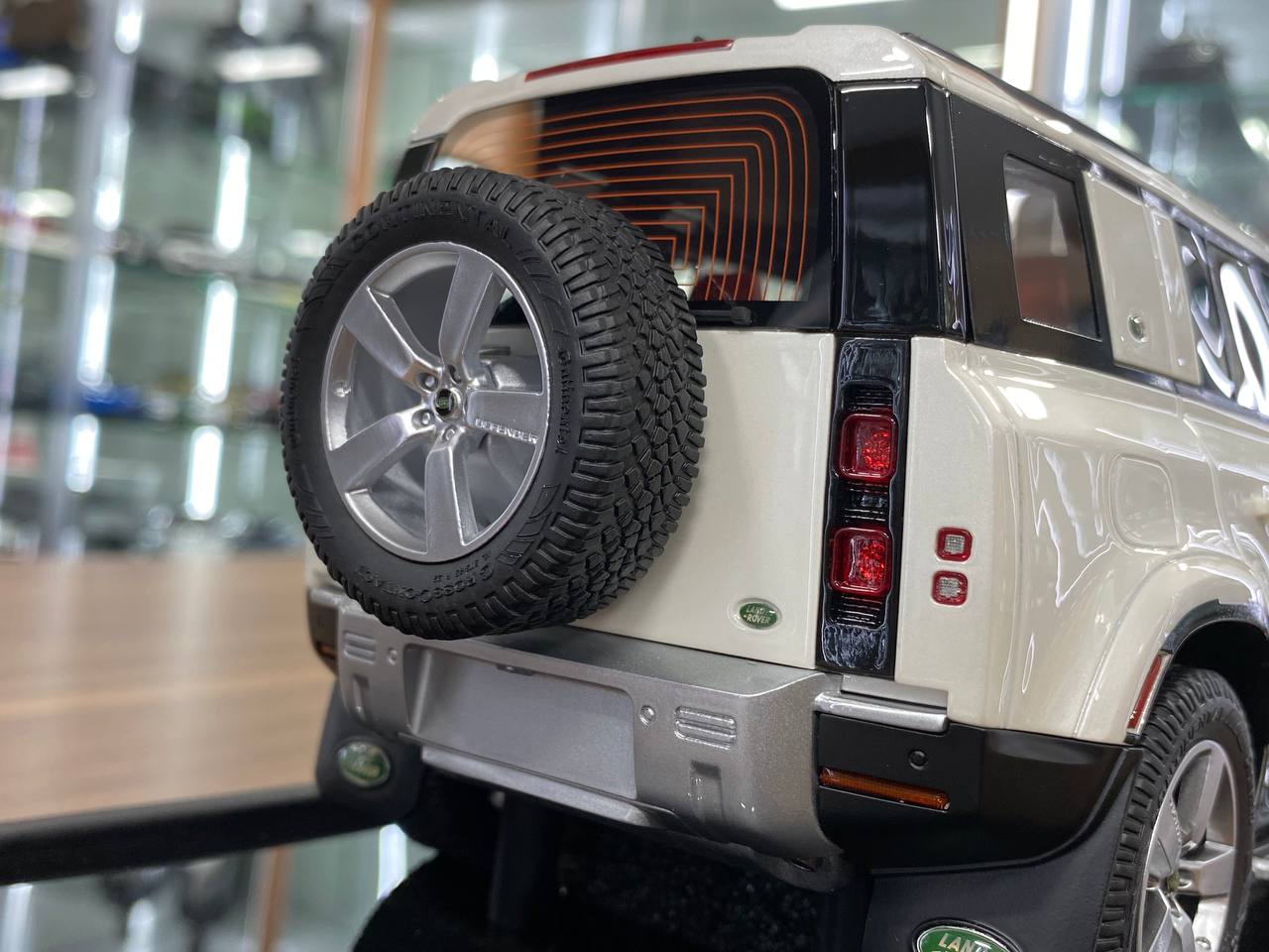 1/18 Resin MotorHelix Land Rover Defender 110 Pearl White Limited 50 pcs