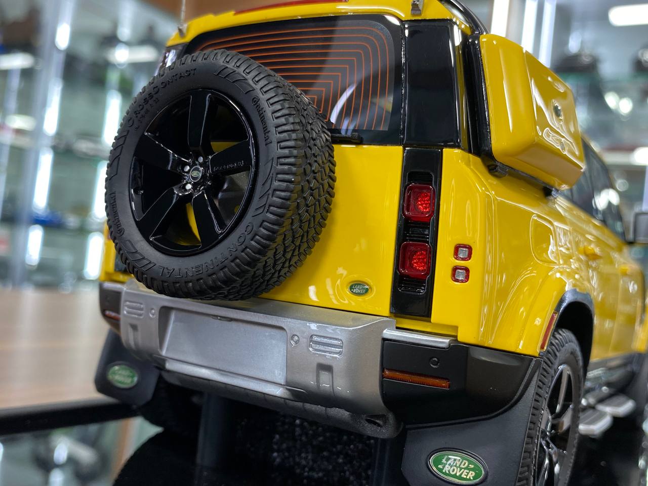 1/18 Resin MotorHelix Land Rover Defender 110 Desert Yellow Limited 50 pcs