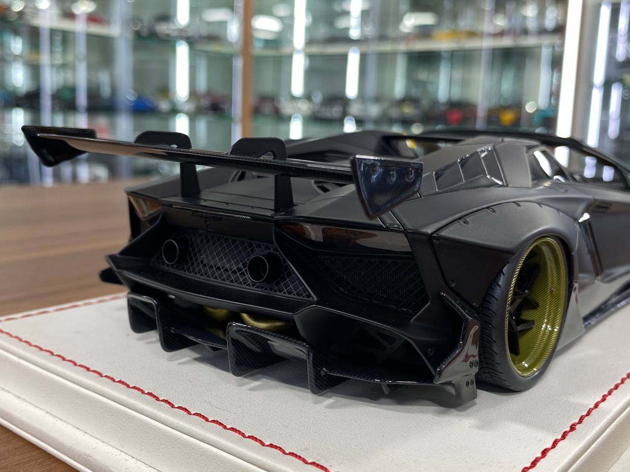 1/18 Resin Davis & Giovanni Lamborghini Aventador LP 720-4 2.0 Roadster in Matt Black with Black/Yellow Interior Limited Edition - 18 pcs