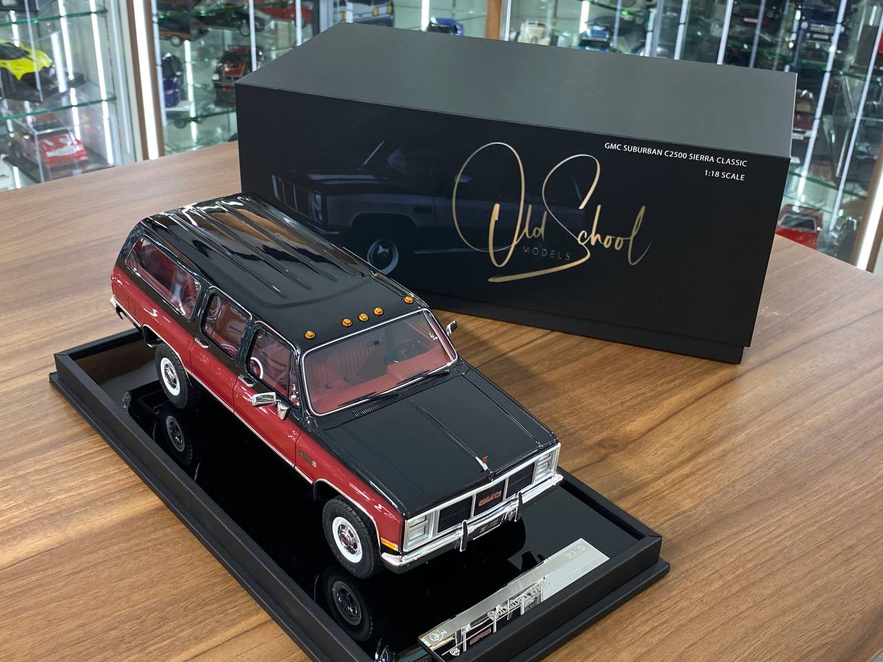 1/18 Resin – Old School Models GMC Suburban 2500 (1986) Black & Red Limited Edition/ 100 pcs