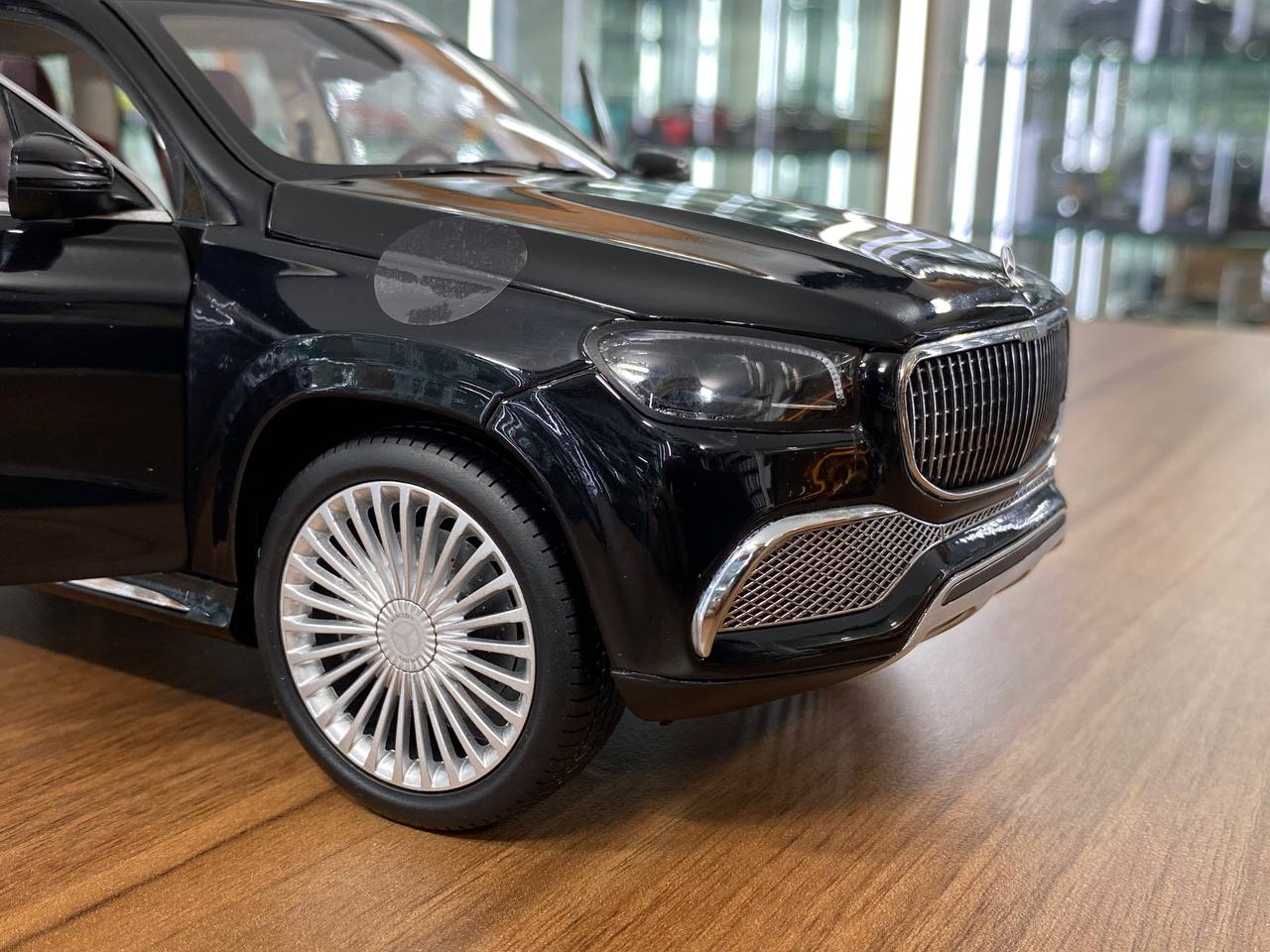 1/18 Diecast Mercedes-Maybach GLS 600 4MATIC Black Paragon Scale Model Car