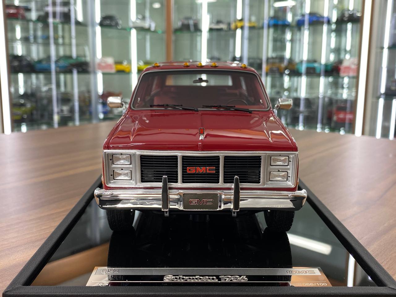 1/18 Resin Old School Models GMC SUBARBAN 86 2500 (1986) Red & Beige Limited 100 pcs