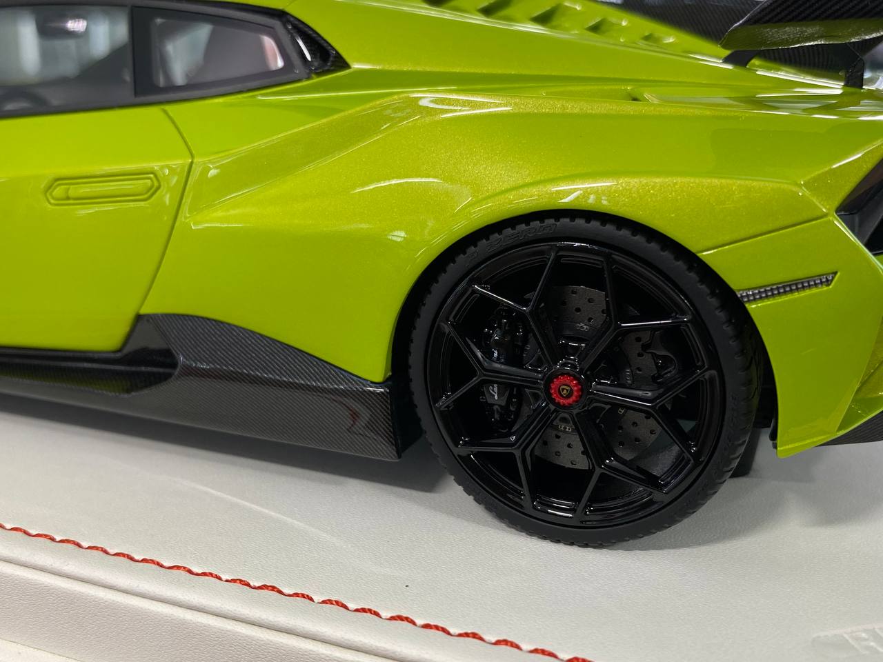 ★ 1/18 Runner Lamborghini Huracan STO Novitec – Green – Limited Edition (66 pcs)