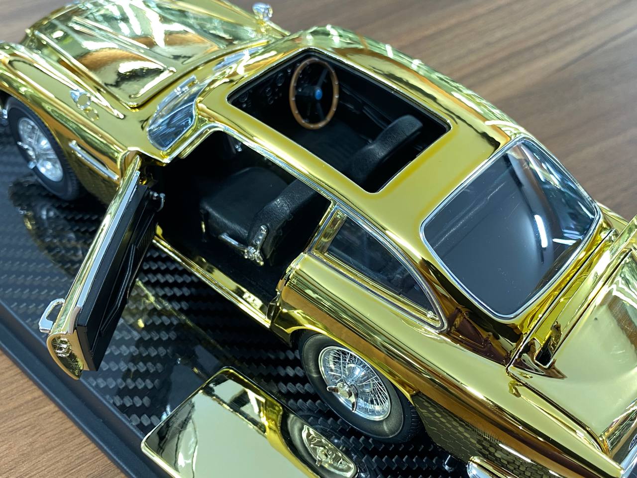 1/18 resin Aston Martin DB5 Goldfinger 007 Gold Chrome collectible car YY Model