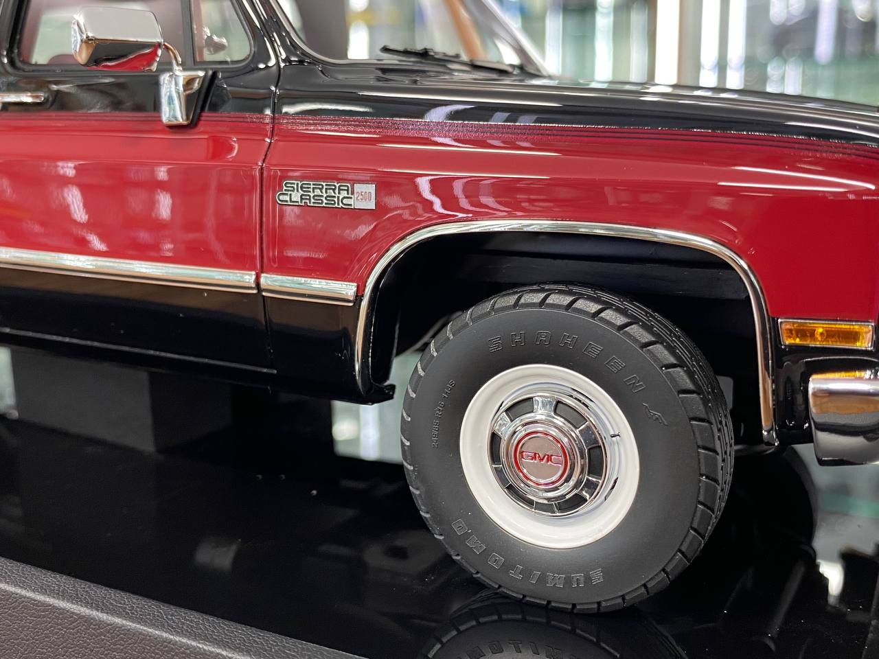 1/18 Resin – Old School Models GMC Suburban 2500 (1986) Black & Red Limited Edition/ 100 pcs