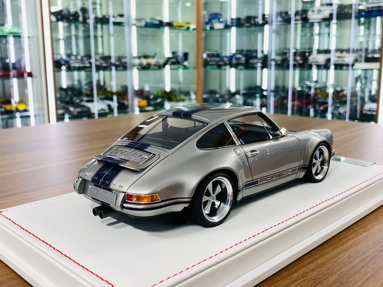 Ivy Model Porsche 911 Singer – 1/18 Resin Model, Titanium Silver/Navy Stripe, Limited 53
