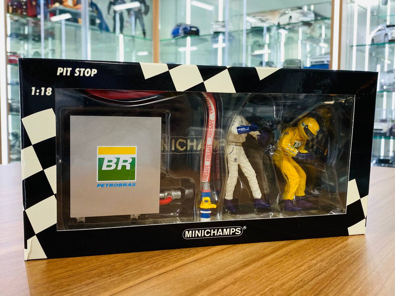 1/18 Resin – BMW Williams Refueller Set by Minichamps