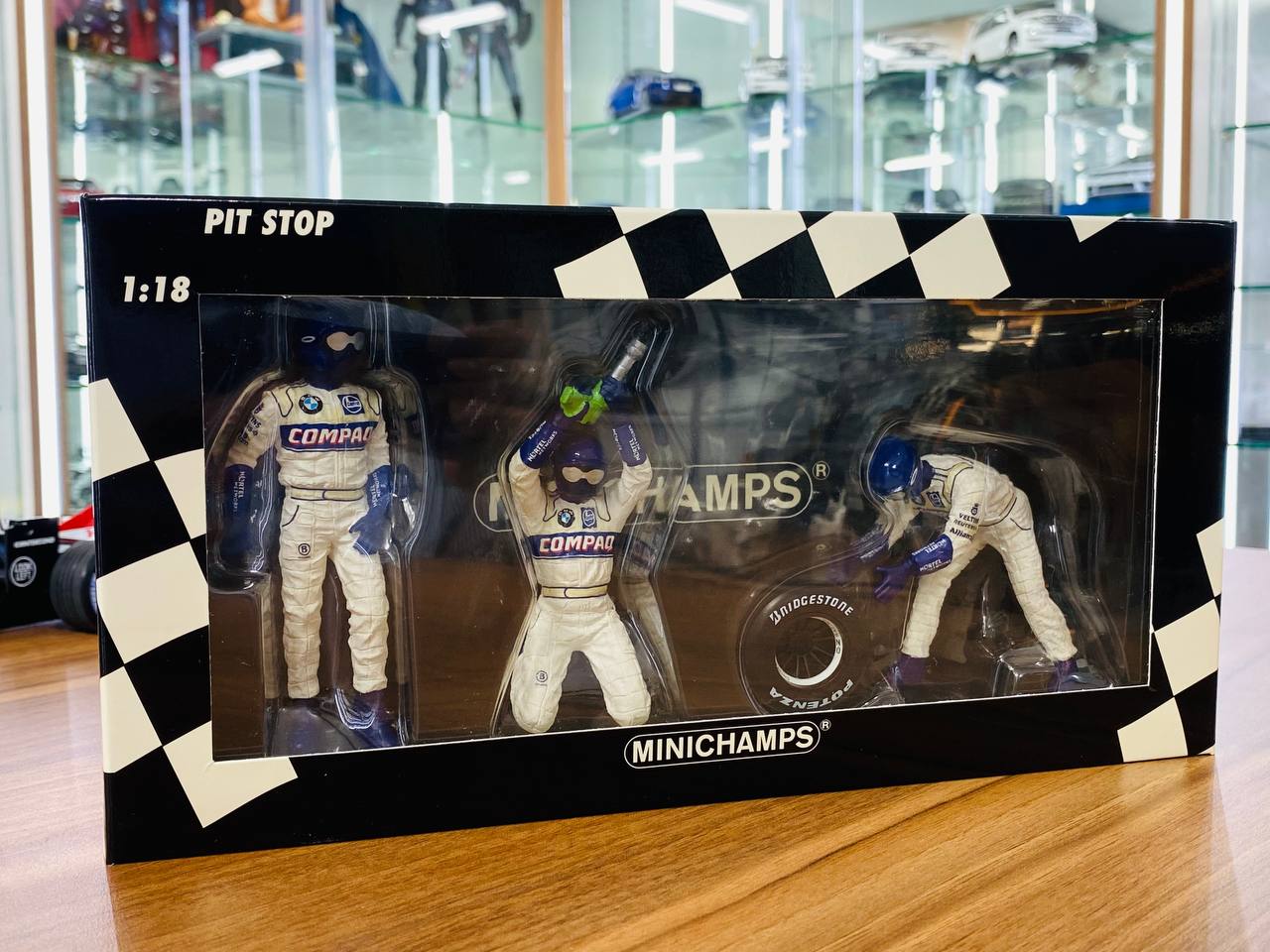 1/18 Resin – BMW Williams Tyre Change Set #1 by Minichamps
