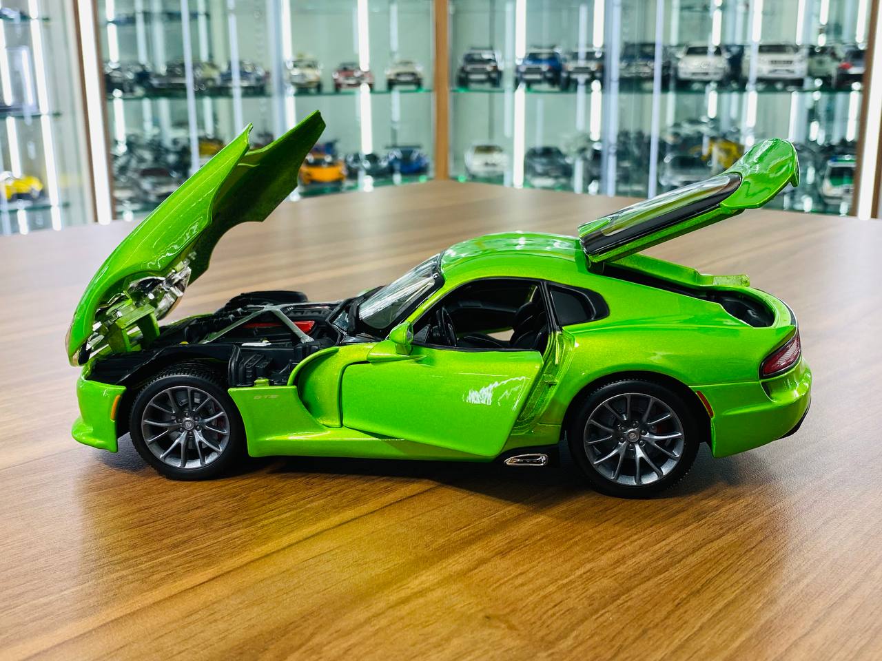 1/18 Diecast Full opening Maisto Dodge SRT Viper GTS 2013 green