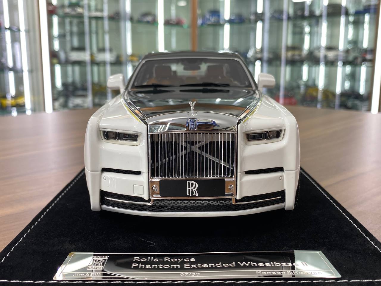 1:18 Resin Model - H&H Rolls Royce Phantom Extended Wheelbase II (White/Gold)