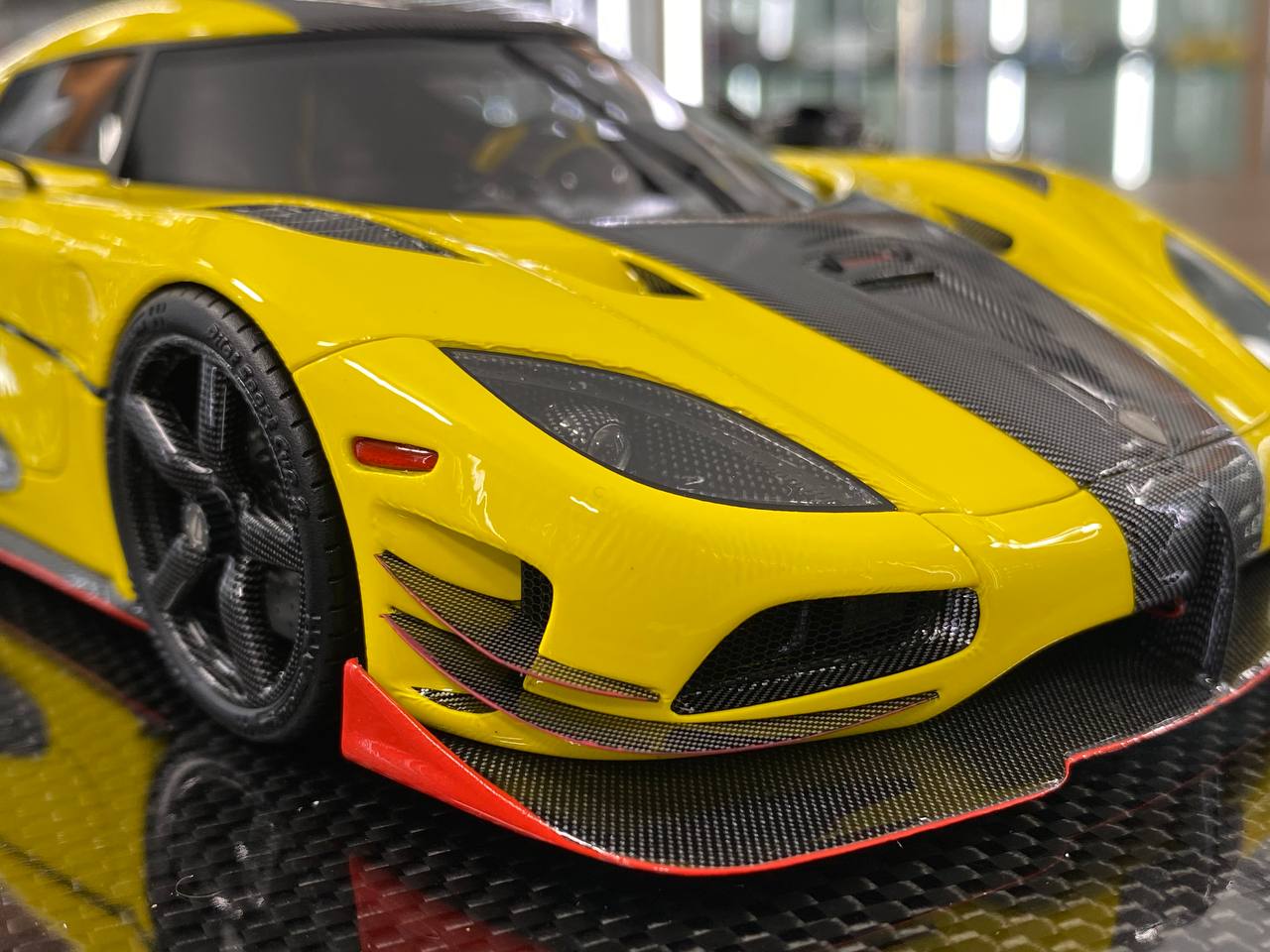 1:18 Resin - General Models Koenigsegg Agera ML with Engine (Yellow/Carbon)