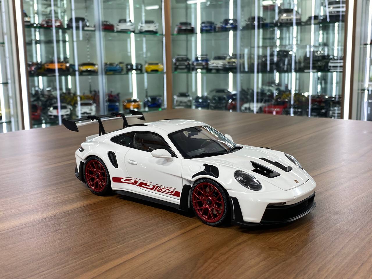 1:18 Diecast Minichamps Porsche 911 (992) GT3 RS 2022 Weissach Paket in White