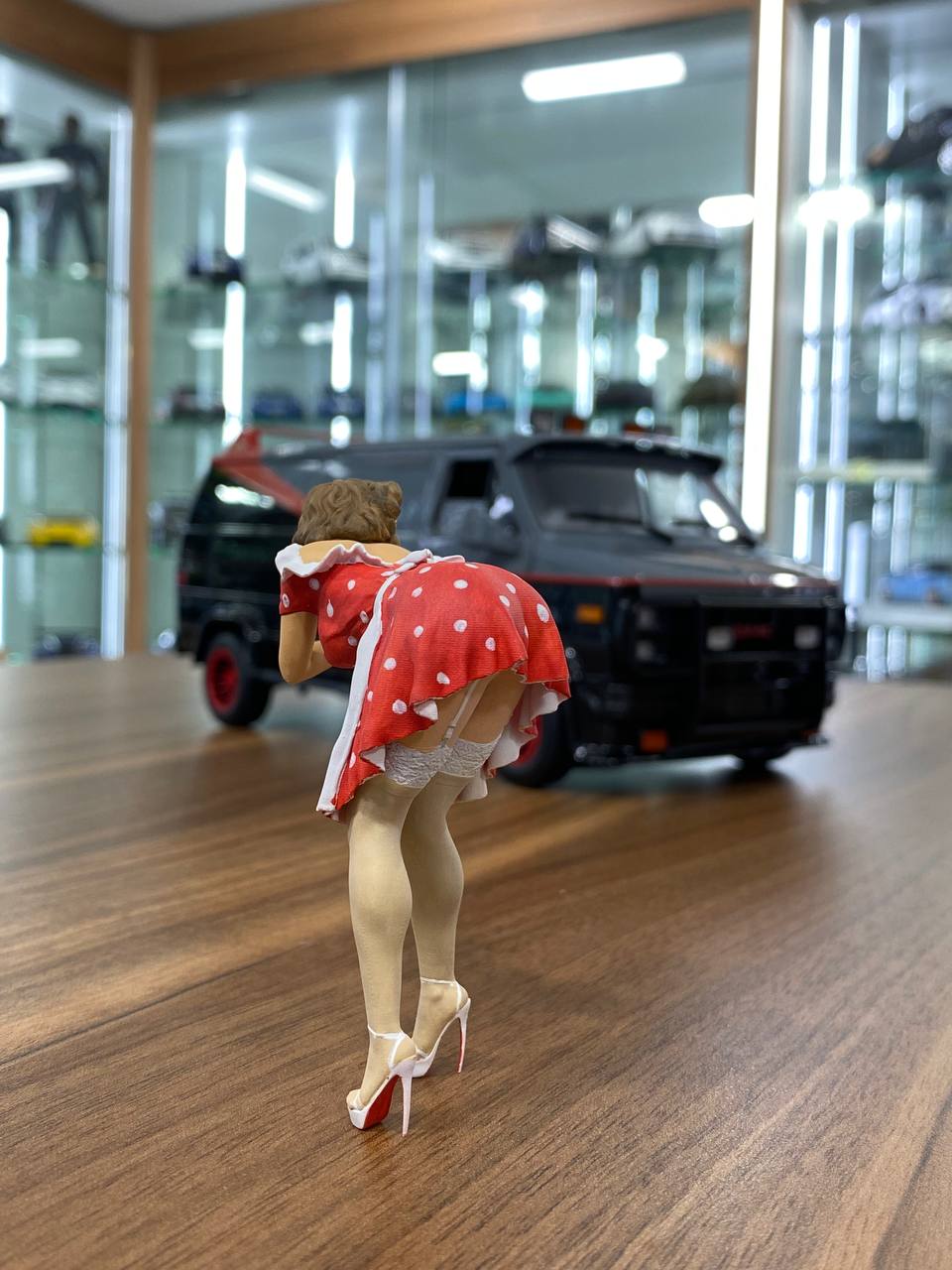 1/18 Scale Figure Set - Lady With Red Dress Figures