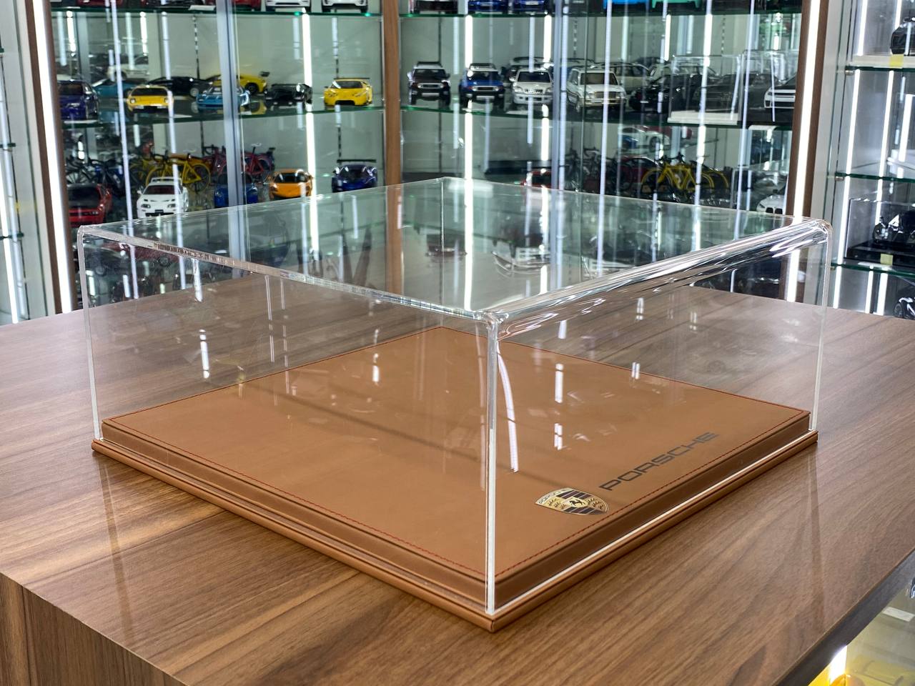 1/18 Acrylic Display Case with Brown Leather Base Porsche Logo