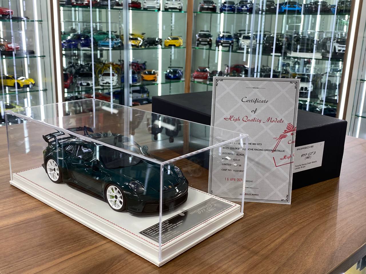 1:18 Resin - Davis & Giovanni Porsche 911 GT3 (992) Porsche Racing Green Metallic - Limited Edition 36pcs
