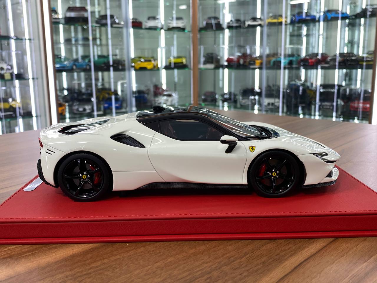 1/18 Resin Model – BBR Ferrari SF90 Stradale Gloss Avus White / Black Roof Ltd.Edn