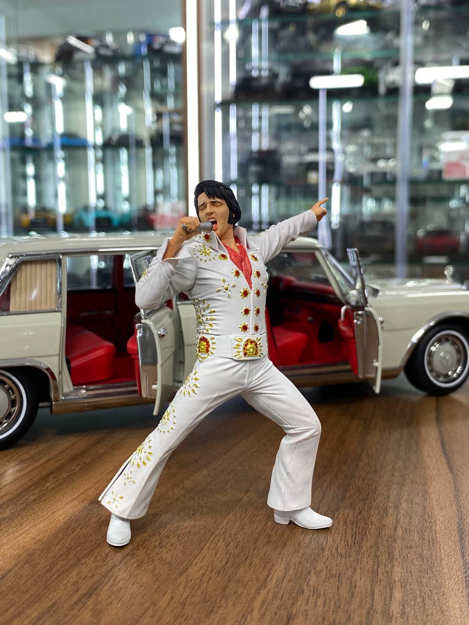 1/18 Scale Figure (Hand Made / Painted) ELVIS PRESLEY 1973 (Resin)