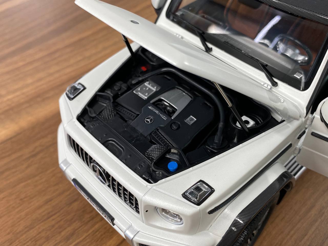 1/12 Diecast NZG Modelle GmbH Mercedes Benz AMG G 63 4x4 Pearl white |Full opening