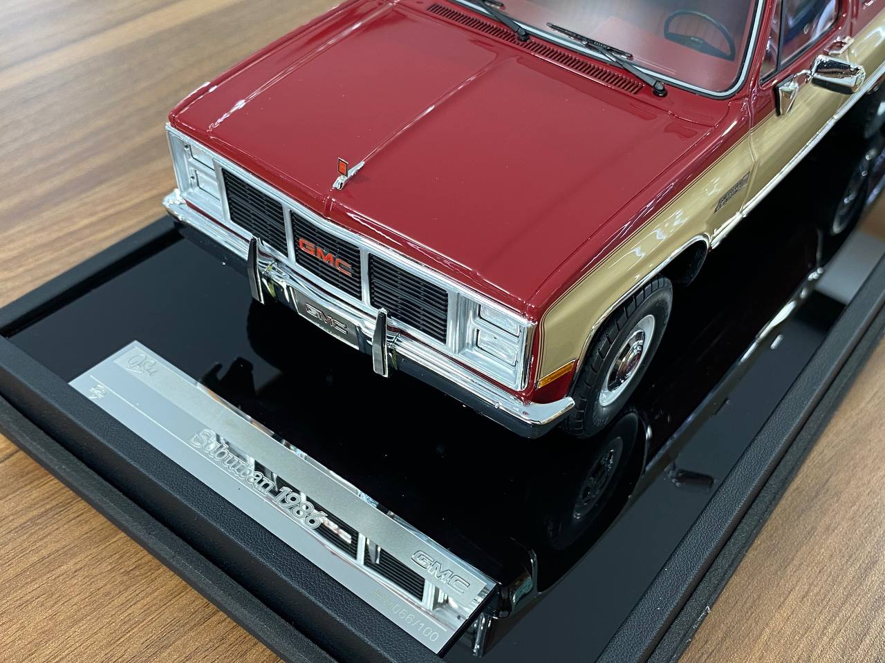 1/18 Resin Old School Models GMC SUBARBAN 86 2500 (1986) Red & Beige Limited 100 pcs