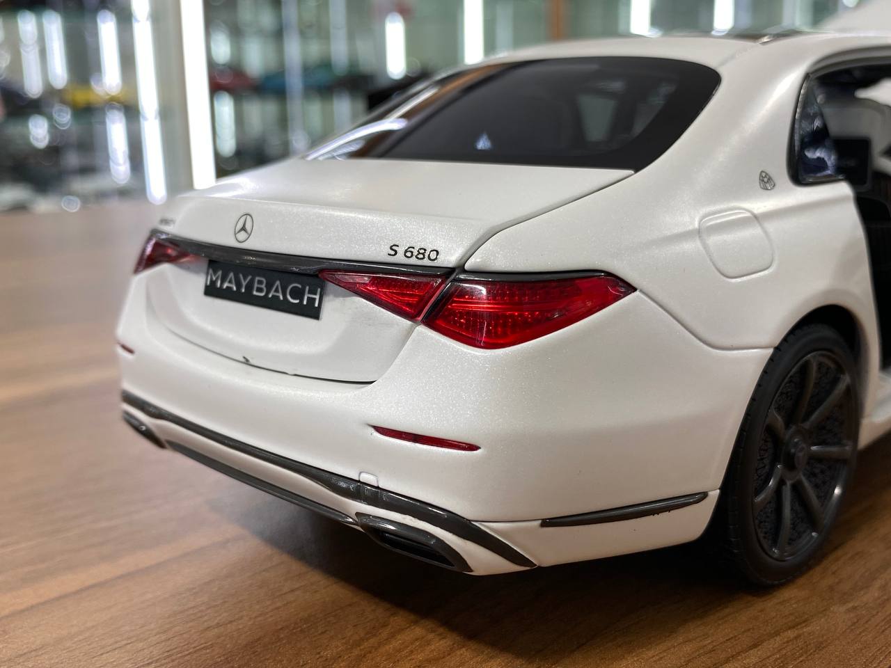 1/18 Diecast Metal Model – Mercedes-Maybach S 680 Night Series | Norev Dealer Edition | Full Opening | Opalite White