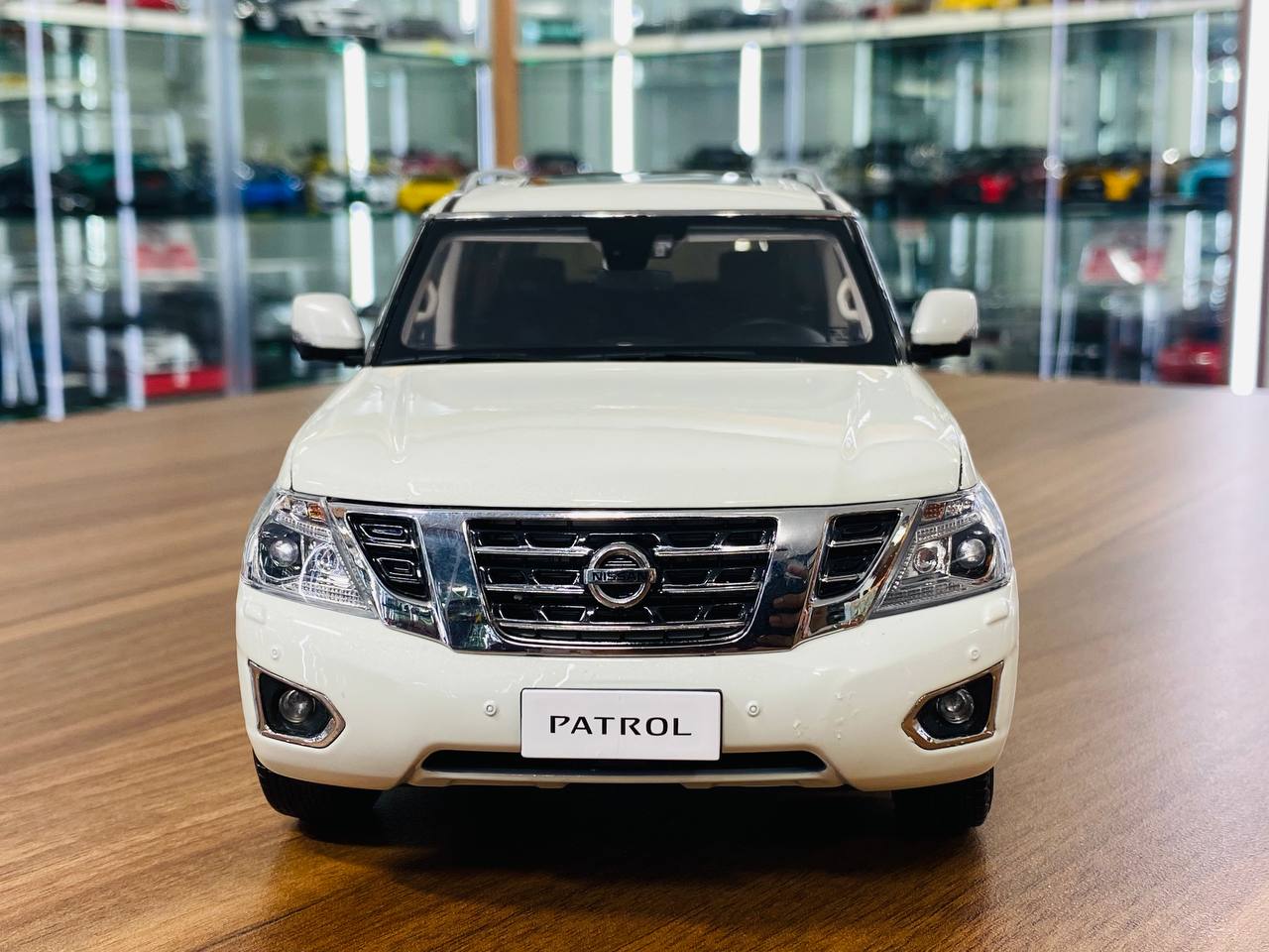 1/18 Nissan Patrol Y62 Paudi White Model Car