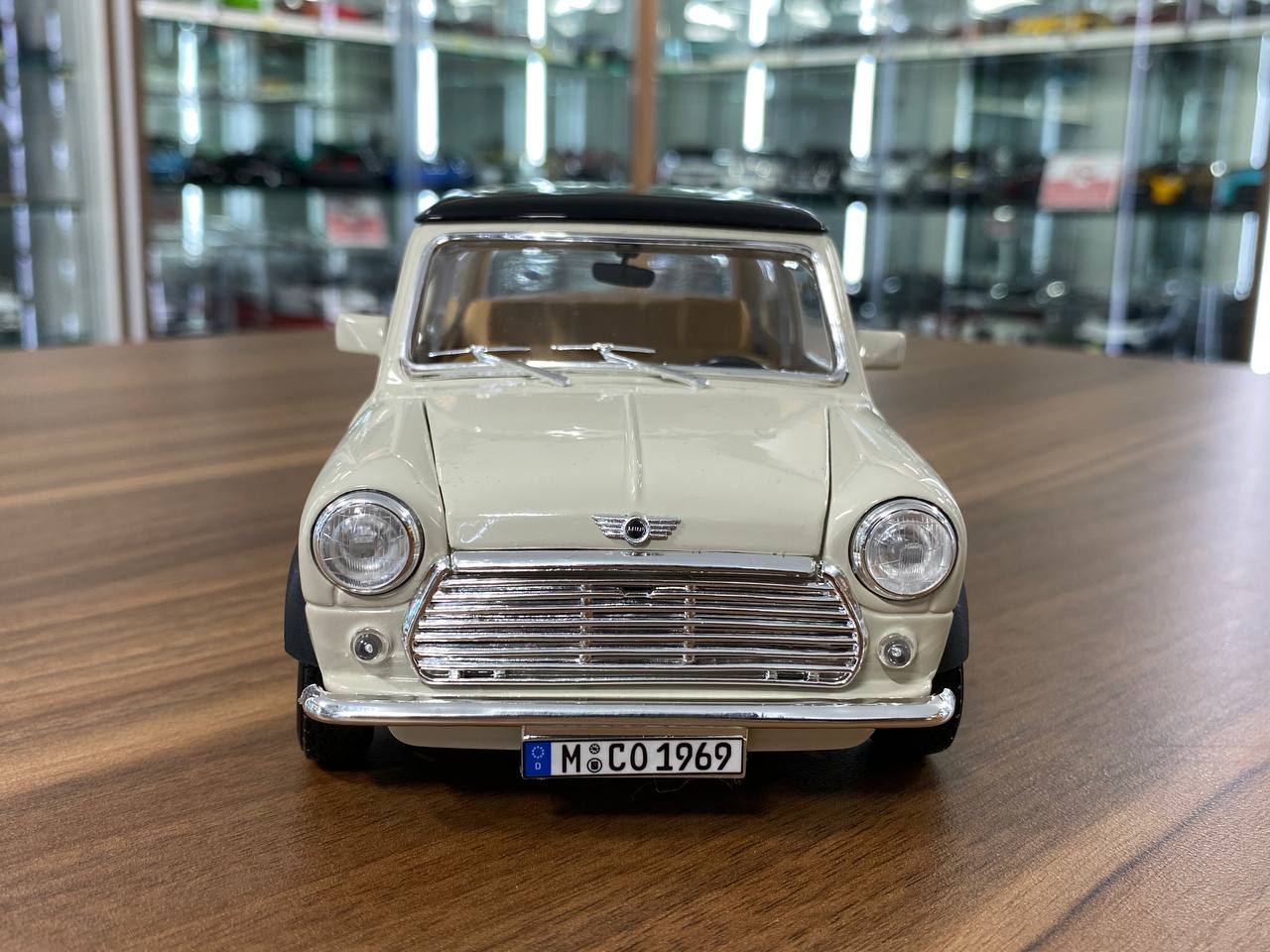 1/18 Diecast 1969 Mini Cooper Beige with Black Top Car Bburago Scale Model Car