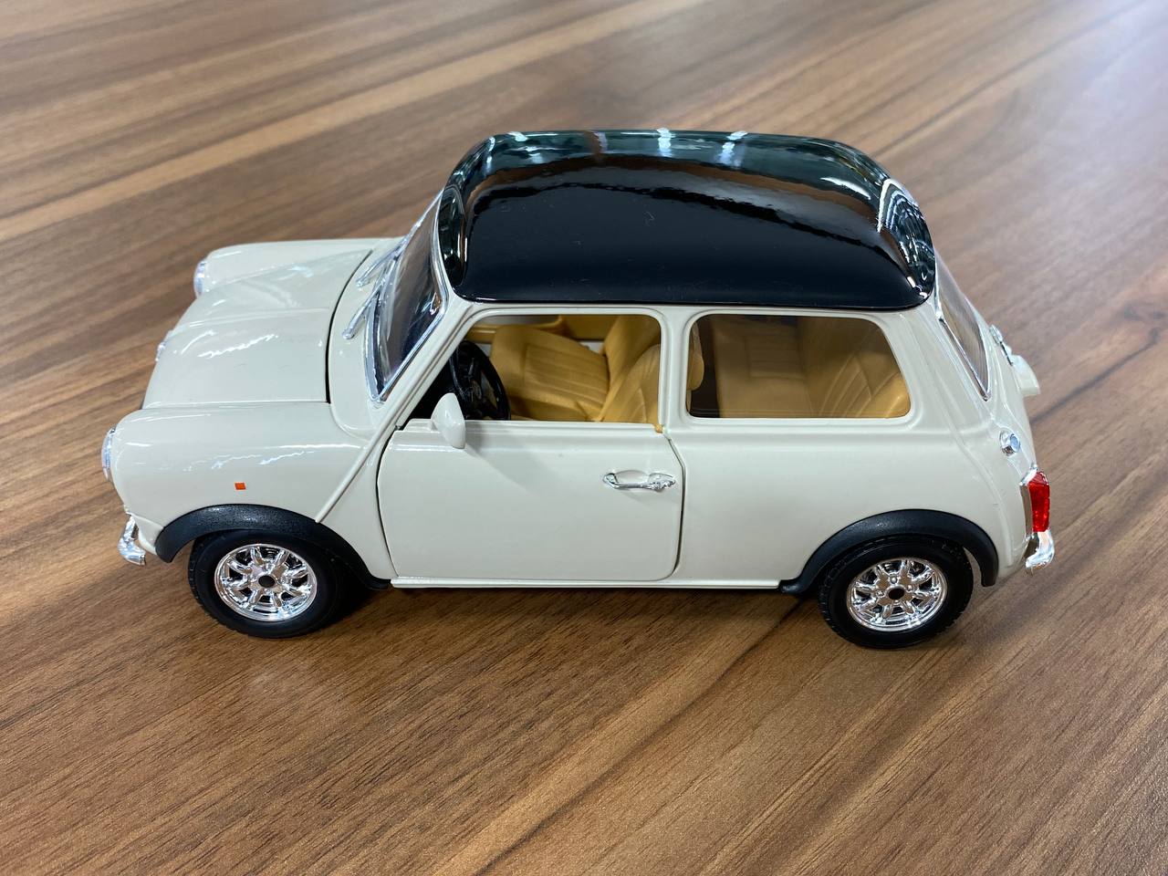 1/18 Diecast 1969 Mini Cooper Beige with Black Top Car Bburago Scale Model Car
