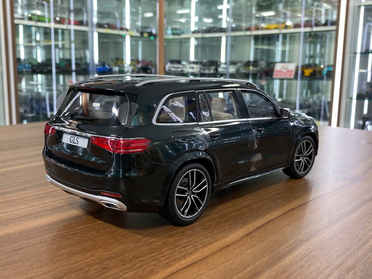 Paragon Model Dealer Edition Mercedes-Benz GLS - 1/18 Diecast, Emerald Green