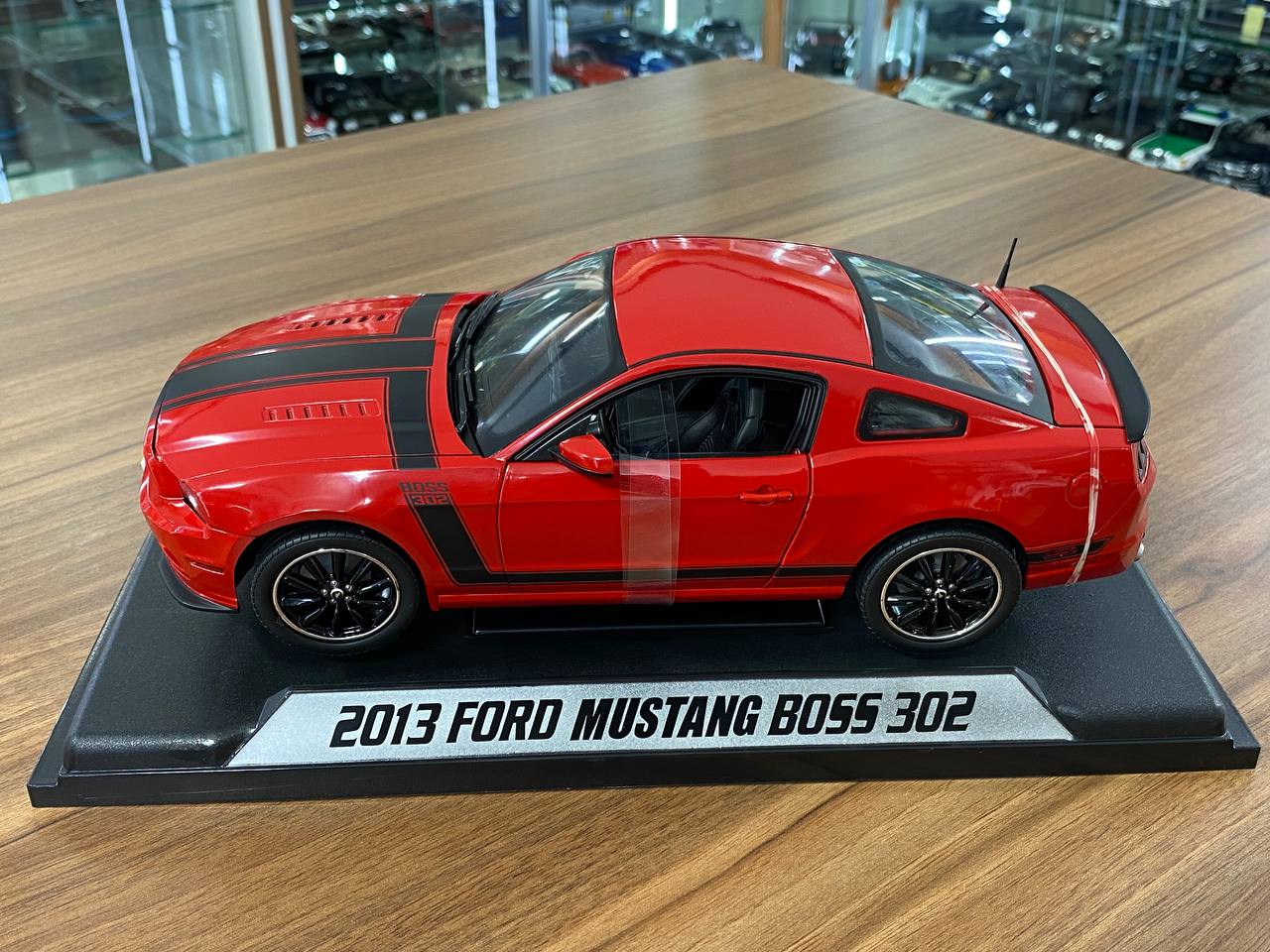 1/18 Diecast Ford Mustang BOSS 302 Red Model Car - Shelby Legend