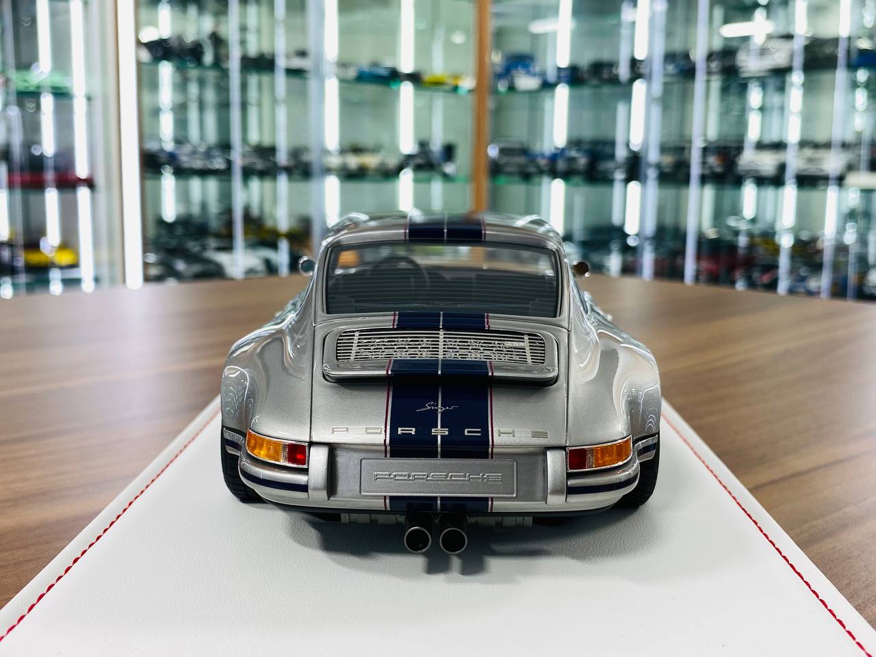 Ivy Model Porsche 911 Singer – 1/18 Resin Model, Titanium Silver/Navy Stripe, Limited 54