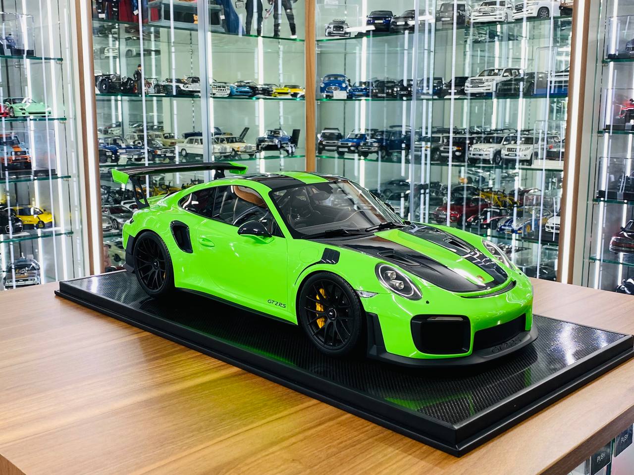 Dino Models Porsche 911 GT2 RS – 1/18 Resin Model, Acid Green, Limited 20