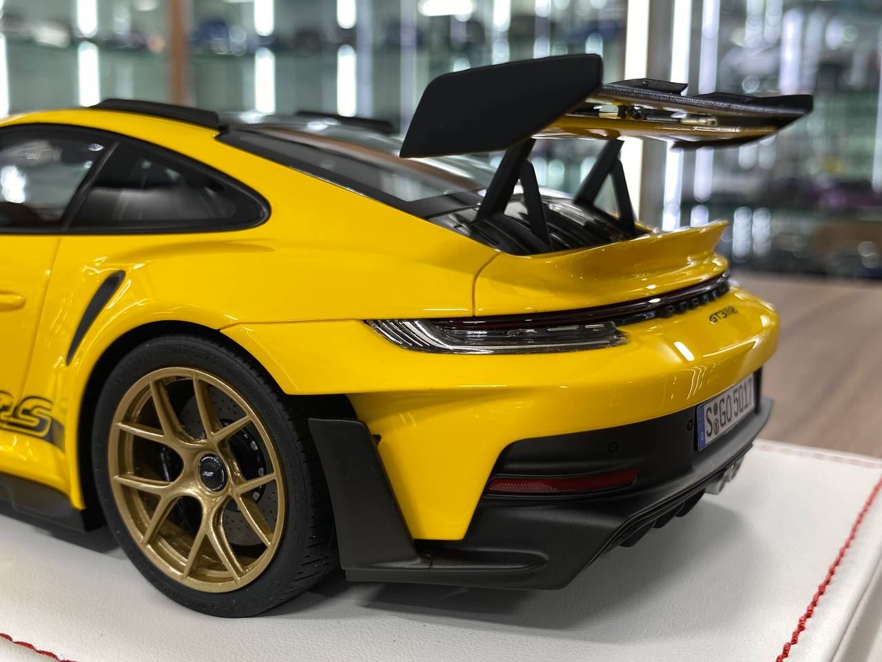Ivy Model 1/18 Porsche 911 992 GT3 RS Weissach – Racing Yellow with Gold Wheels, Limited to 25 Pcs.