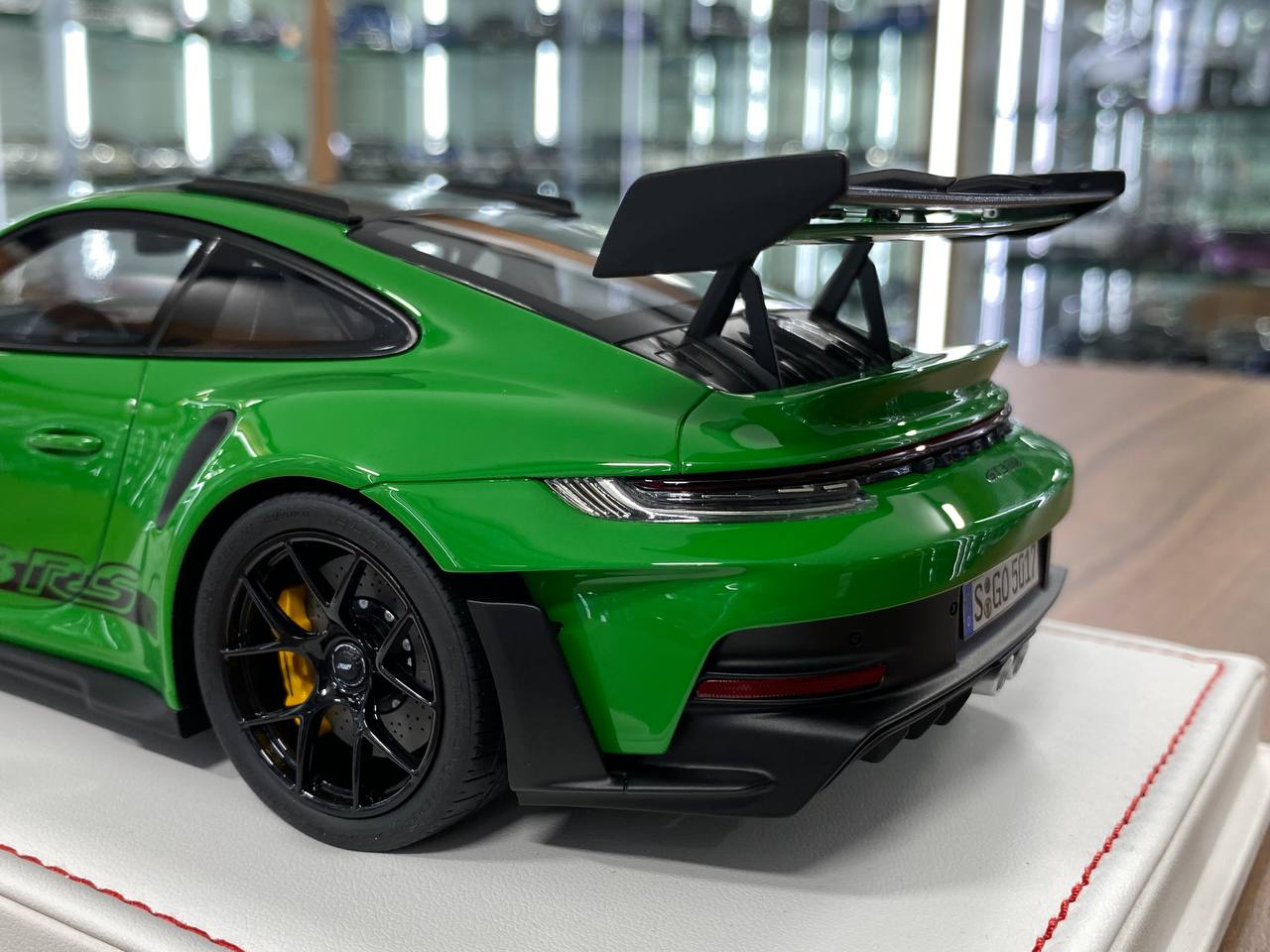 Ivy Model 1/18 Porsche 911 992 GT3 RS Weissach – Python Green with Black Wheels, Limited to 25 pcs.