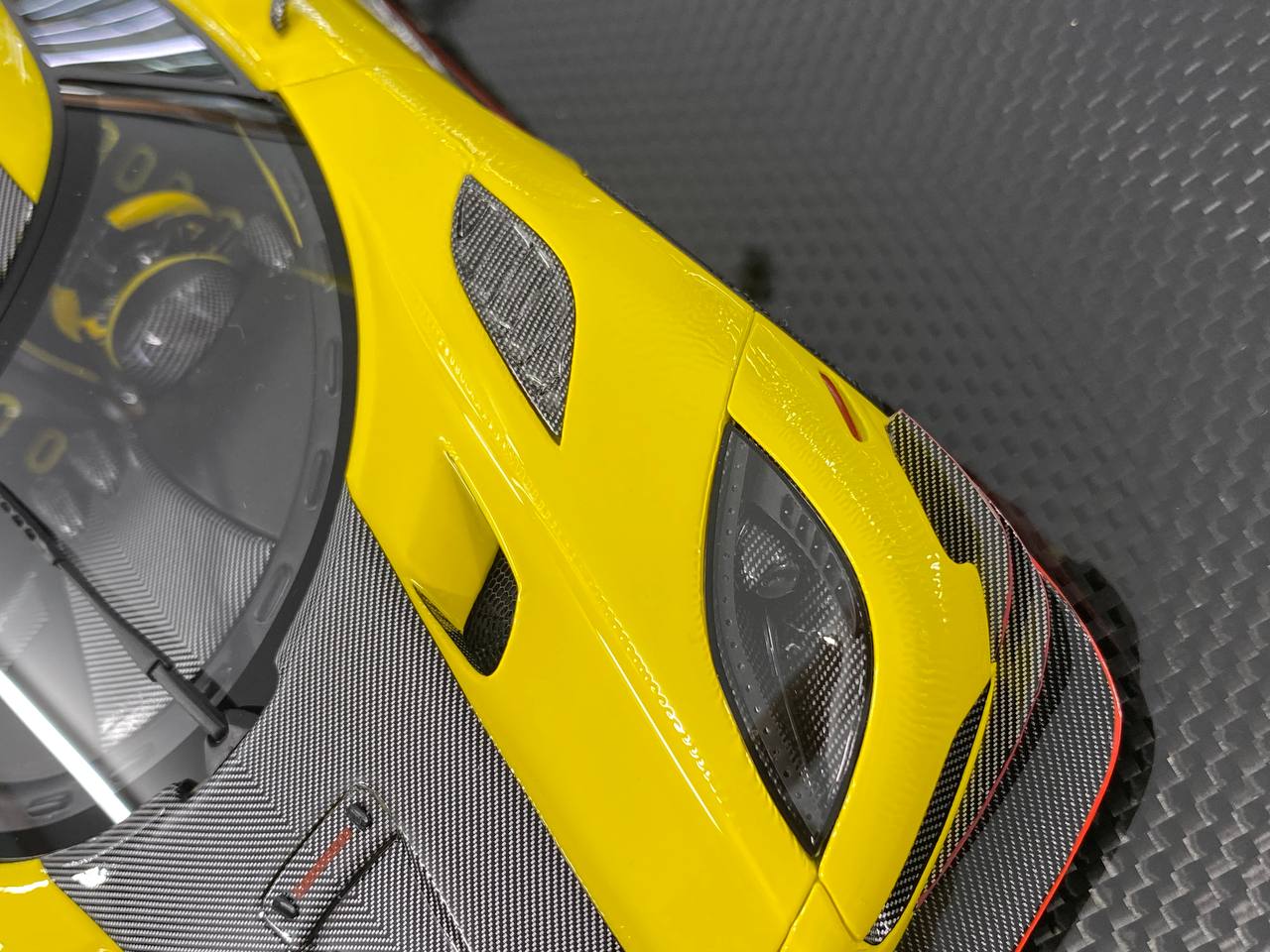 1:18 Resin - General Models Koenigsegg Agera ML with Engine (Yellow/Carbon)