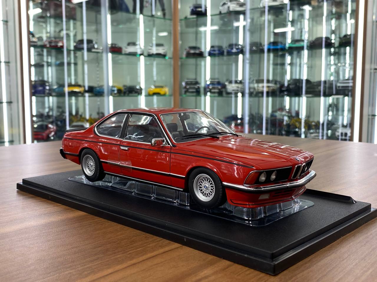 BMW 635 CSI (E24) 1984 European Touringcar Champion 1984 Jägermeister H.J.Stuck 1-18 Solido - Schuiten Autominiaturen BMW 635 CSI (E24) 1984 European Touringcar Champion 1984 Jägermeister H.J.Stuck 1-18 Solido - Schuiten Autominiaturen
