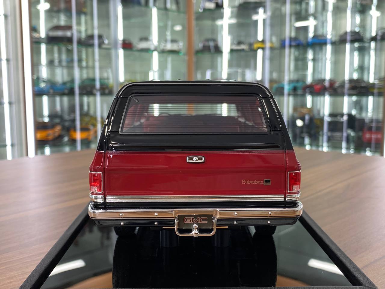 1/18 Resin – Old School Models GMC Suburban 2500 (1986) Black & Red Limited Edition/ 100 pcs