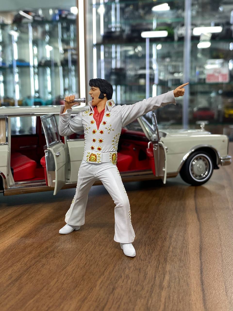 1/18 Scale Figure (Hand Made / Painted) ELVIS PRESLEY 1973 (Resin)