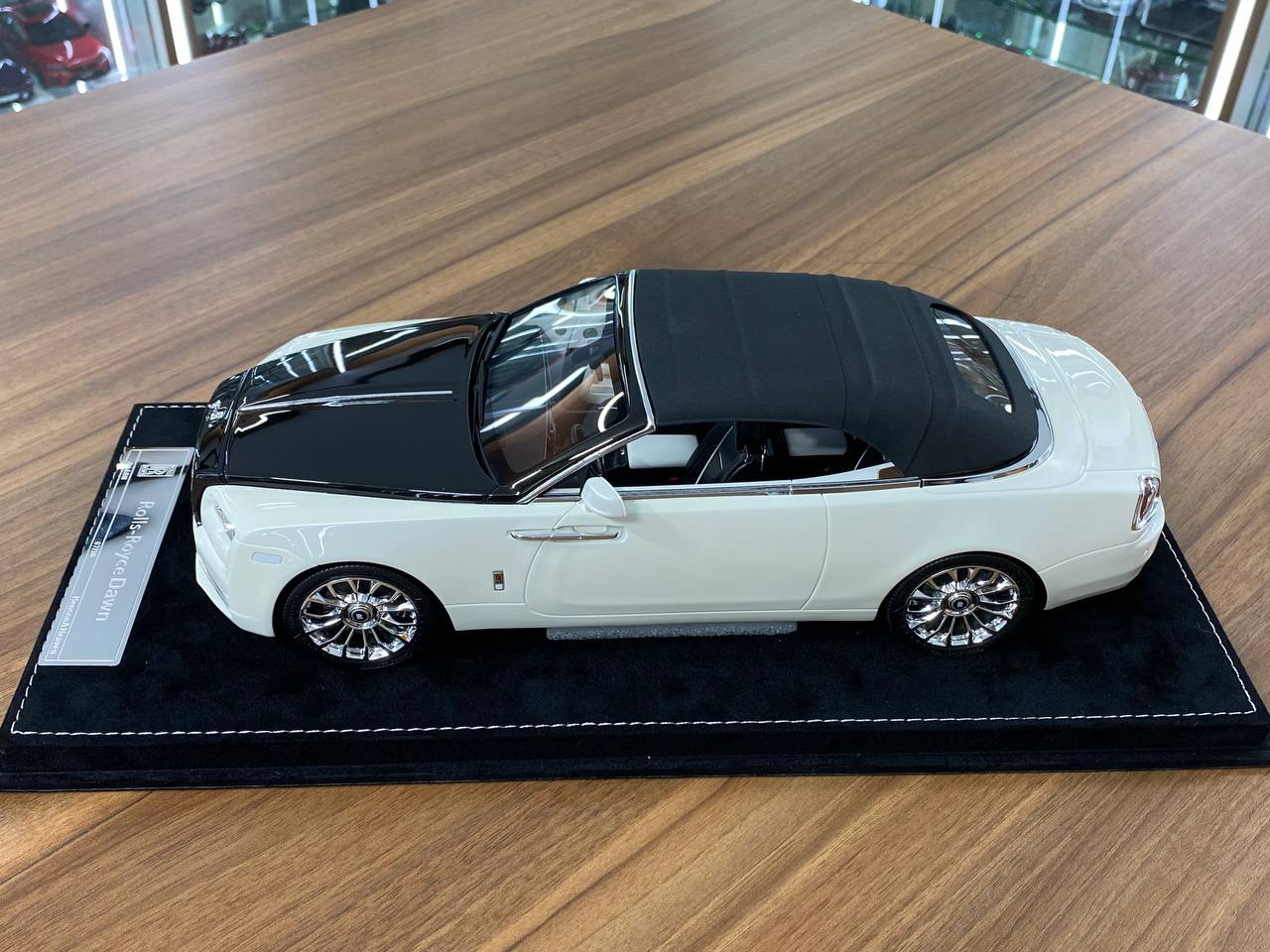 1/18 Resin Model – Rolls Royce Dawn | H&H |Pearl White / Diamond Black
